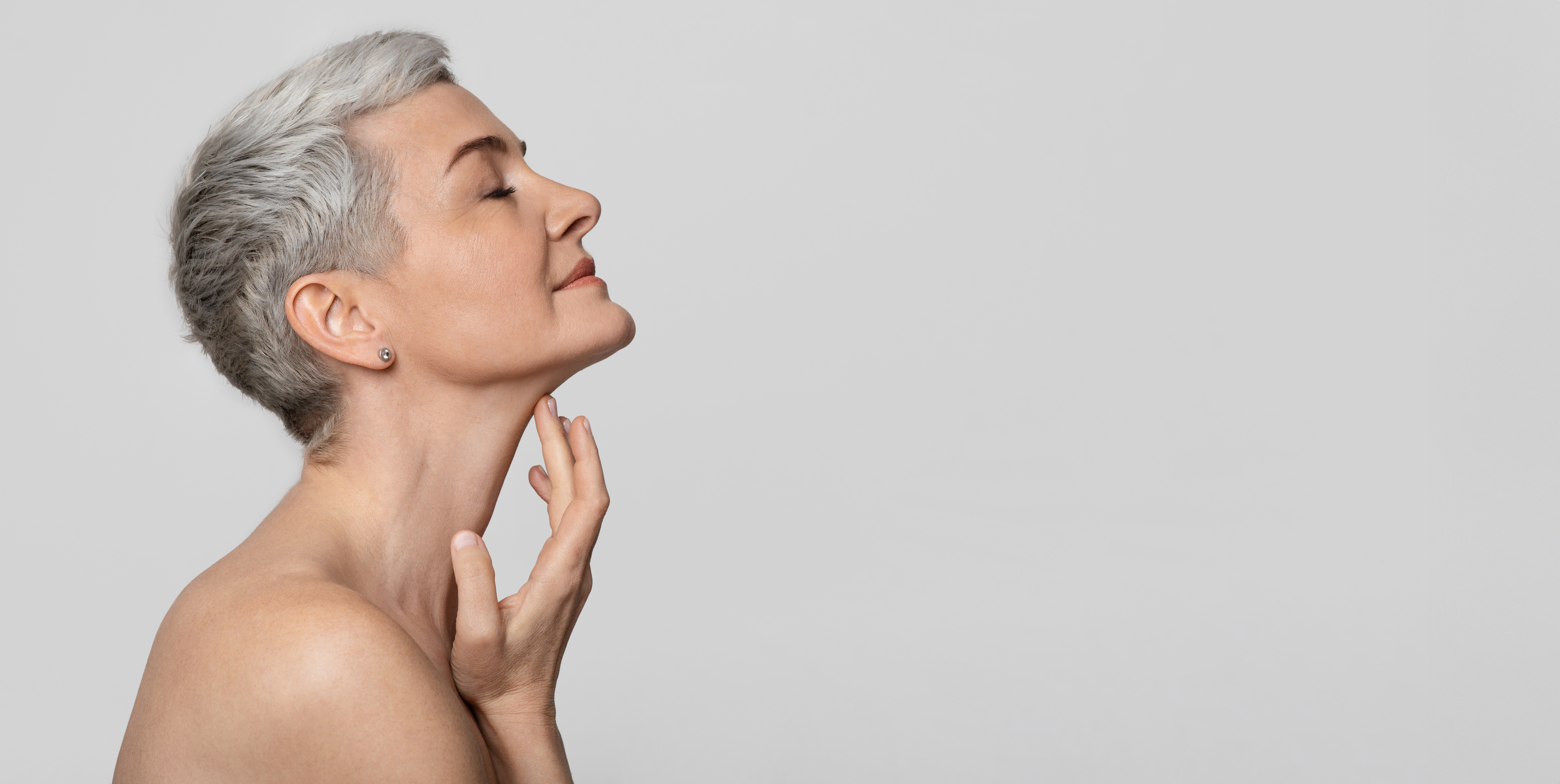 Žena roztírá produkt na krku